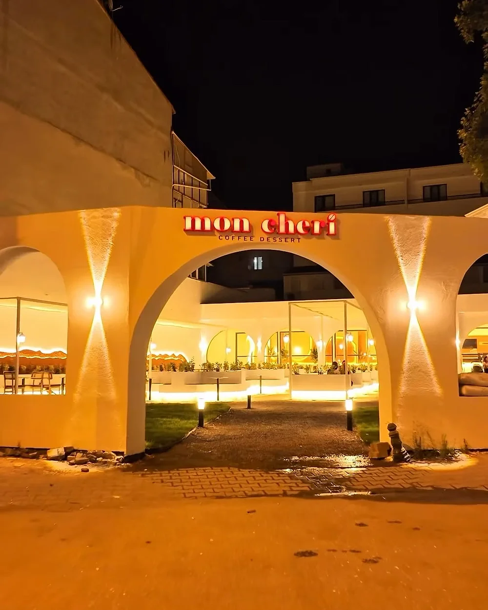 Mon Cheri gece: kemerli cephe ve ışıklı tabela